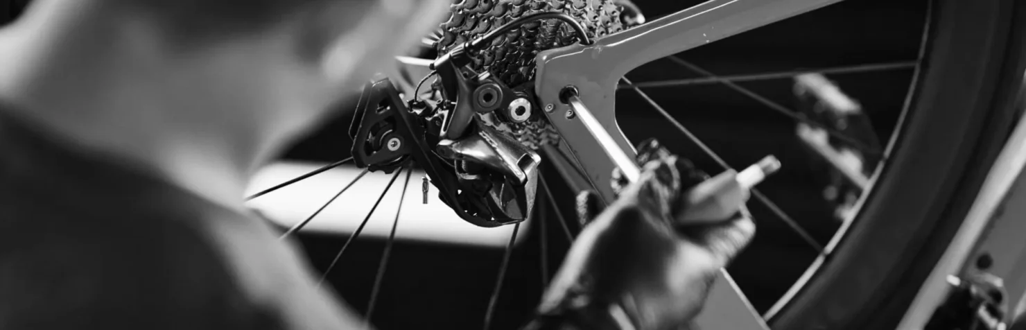 Yoann entrain d'effectuer l'entretien et la réparation d'un vélo