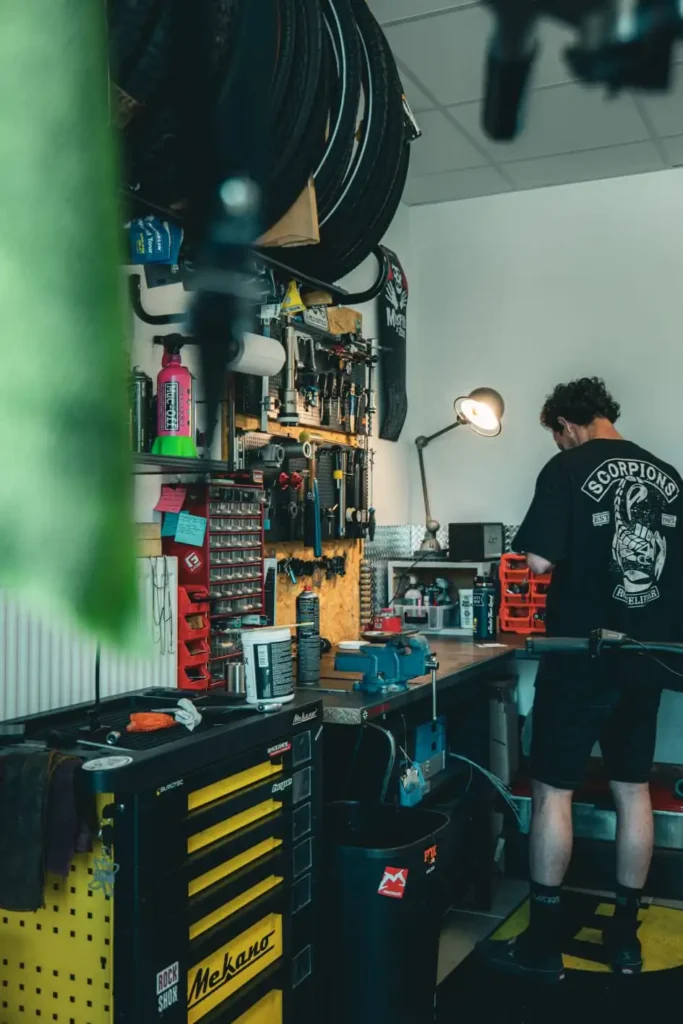 Yoann entrain de pratiquer la maintenance et réviser dans l'atelier de vélo